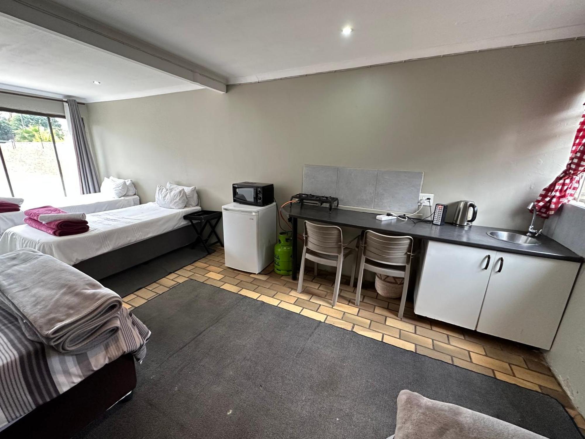 Favour Guest House 폴로콰네 외부 사진