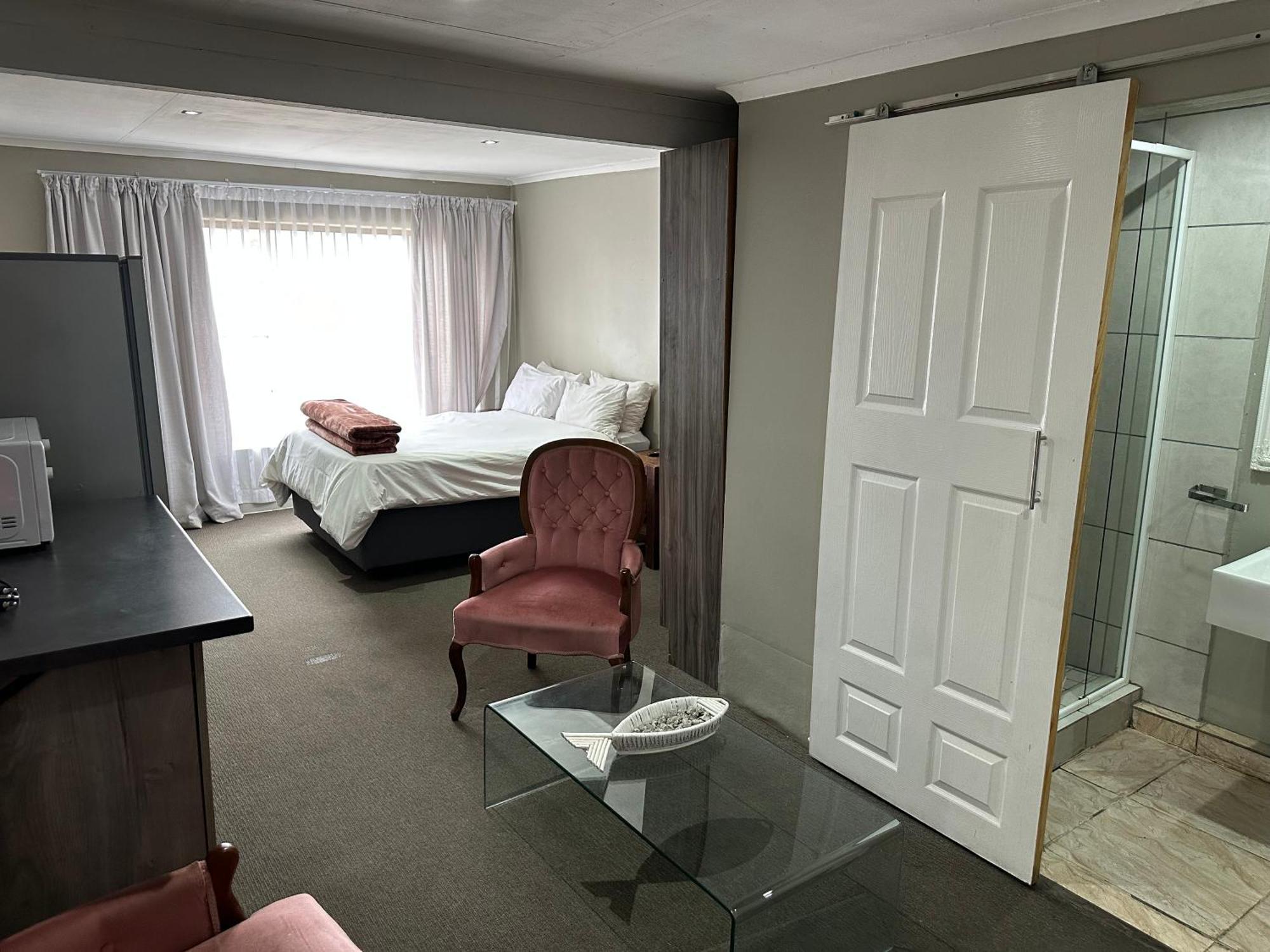 Favour Guest House 폴로콰네 외부 사진