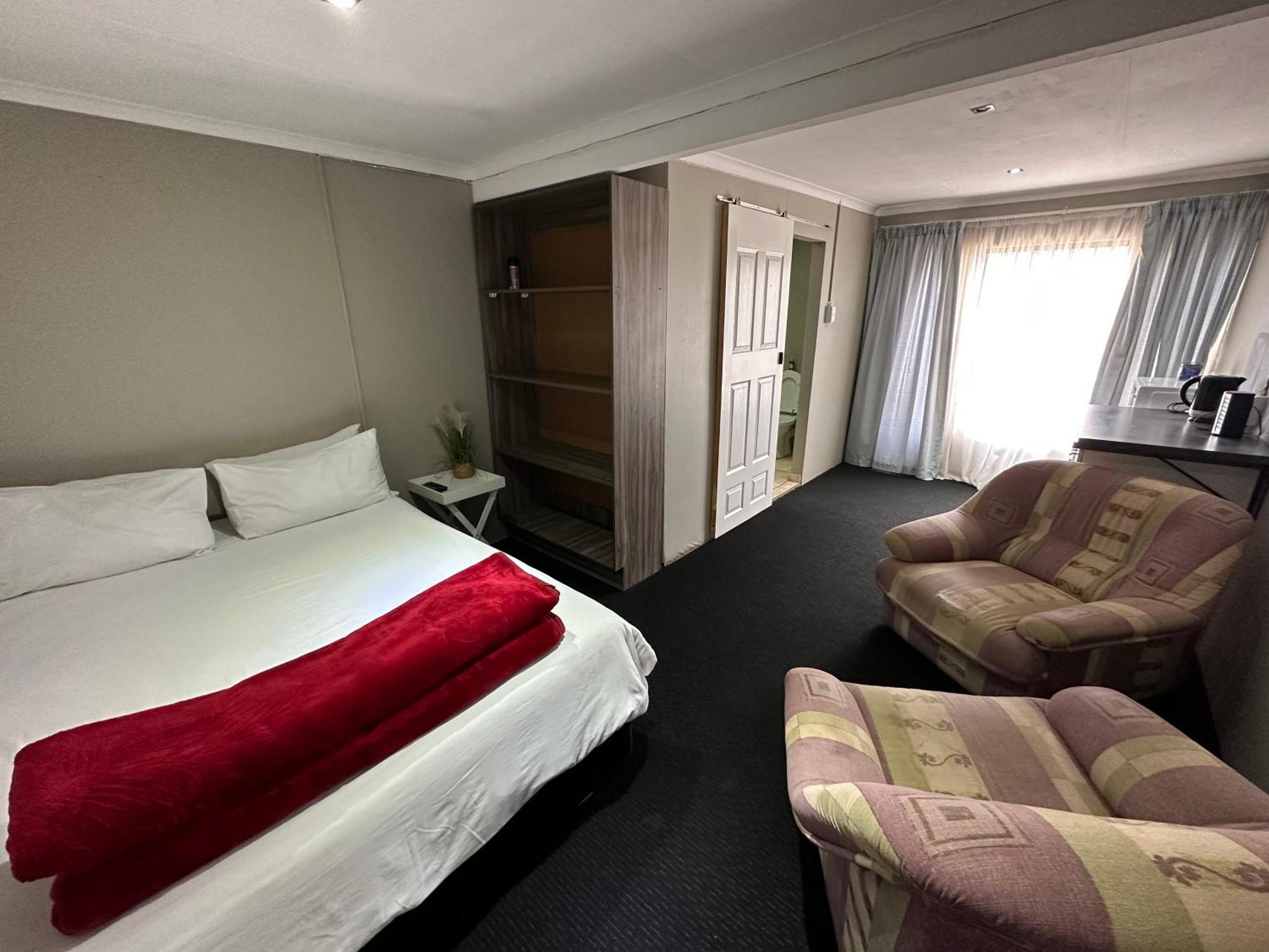 Favour Guest House 폴로콰네 외부 사진