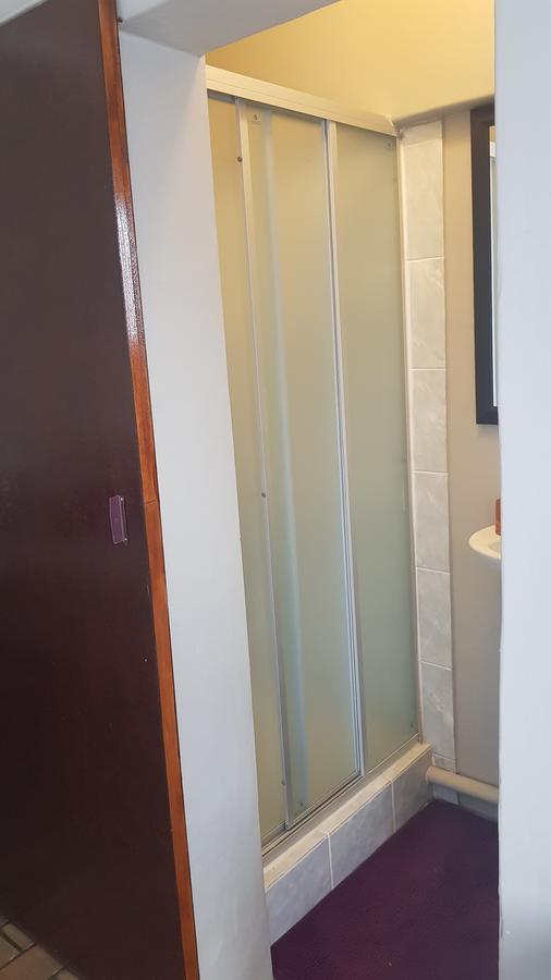Favour Guest House 폴로콰네 외부 사진