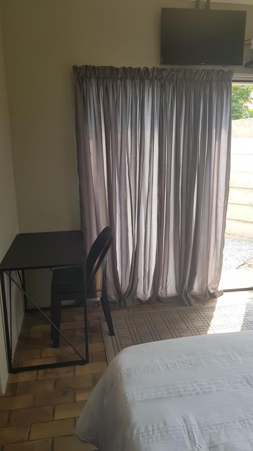 Favour Guest House 폴로콰네 외부 사진